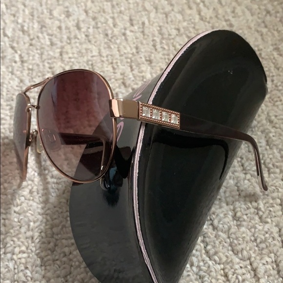 Women’s Bebe sunglasses - Picture 2 of 2